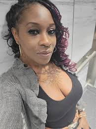 Black-owned Chicago hair care company is a family business — and the CEO  stepped in at 28 … Aris Singleton took over Thank God It's Natural after  the death of her aunt