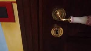 Quel tipo di chiave non si apre con una forcina. Come Aprire Una Porta Chiusa A Chiave Non E Uno Scherzo Youtube