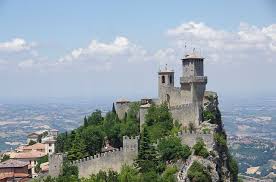 San marino is an enclave (landlocked) surrounded by italy in southern europe, on the border between the regions of emilia romagna and marche and about 10 km (6.21 mi) from the adriatic coast at rimini. San Marino Tolle Rundreisen Studienreisen Fur 2021 2022