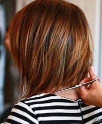 On la choisit avec un léger dégradé pour ne pas alourdir les traits du visage et donner du mouvement à la chevelure. 42 Meilleures Idees Sur Coiffures Au Carre Degrade En 2021 Coupe De Cheveux Courte Coupe De Cheveux Cheveux Courts