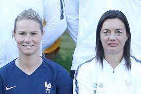 La sélectionneuse de l'équipe de france corinne diacre a rappelé, jeudi 19 novembre, sa capitaine amandine henry pour les matches de novembre, quatre jours après les vives critiques faites publiquement par la milieu de lyon à son encontre. Amandine Henry Un Retour Chez Les Bleues Corinne Diacre S Explique