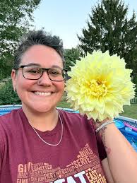 No idea the name but wow this flower is big and beautiful 😍