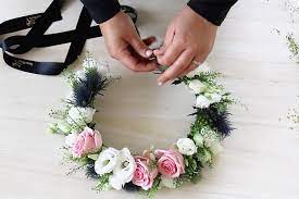 It is the traditional headgear of a sommar i p1 host during the presentation show in early june. Sa Binder Du En Midsommarkrans Blomsterkrans Interflora