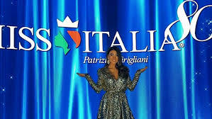 A 21 anni giulia salemi esordì sul palco di uno dei più famosi concorsi di bellezza, ovvero miss italia. Miss Italia Alessandro Greco Bacchetta Giulia Salemi In Diretta