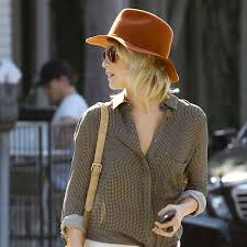 Le chapeau panama est maintenant devenu un complément de base pour beaucoup d'hommes et comment se mettre en valeur avec chapeau panama ? Comment Bien Porter Un Chapeau Femme Actuelle Le Mag