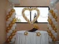 Coloca sobre la mesa un espejo redondo y sobre del espejo coloca una pecera llena con diferentes colores de flores naturales. 20 Ideas De Bodas De Oro Bodas De Oro Mesas De Boda Centros De Mesa Para Boda
