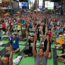 Den #weltyogatag hat unsere museumskatze heute sehr ernst genommen. Weltweit Beliebter Sport Gymnastik Im Regen Auf Dem Times Square Bilder Vom Welt Yoga Tag Svz De