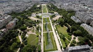 Menara eiffel merupakan sebuah menara besi yang dibangun di champ de mars di tepi sungai seine di paris. Foto Karya Seni Raksasa Di Kaki Menara Eiffel Prancis Kumparan Com