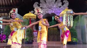 Pendet is typically performed by young girls, carrying bowls of flower petals, handfuls of which are cast into the air at various times in the dance. Tari Pendet Keyla Youtube
