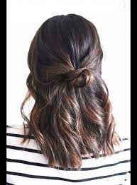 C'est la coiffure facile à faire par excellence, et avec ou sans donut, c'est une valeur. 10 Coiffures Pour Les Cheveux Mi Longs Puretrend