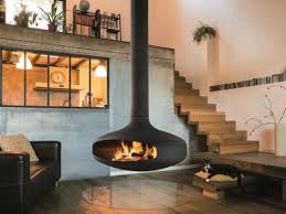 Le panneau en verre vous offre une belle vue sur le feu à l`intérieur de la cheminée. 20 Cheminees Suspendues L Element Central Du Salon En Hiver