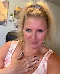 Hi everyone, I'm a single woman looking for a genuine romantic  relationship. My friends say I'm the "atmosphere maker"—whether it's a  dinner party or a trip, I never let the conversation die