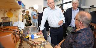 Bruno le maire et sa pâle imitation de jacques chirac. Videos Pays Basque Bruno Le Maire En Vacances Mais Tourne Vers La Rentree