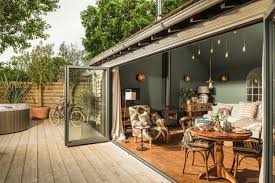 The Sanctuary Offers A Delightful Forested Retreat In Hampshire Maison Exterieure Maison Turquoise Maison Bois