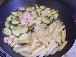 Fibre antiossidanti vitamine fonte di omega3 pochi grassi pochi grassi saturi prodotti tipici stagionali costo. Penne Zucchine E Gamberetti Pennette Pasta Zucchine E Gamberetti