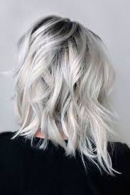 Blonde Haare Grau Farben Schulterlanges Haare Ombre Effekt Welliges Haar Schulterlange Haare Farbe Silberblonde Haare Silber Blond