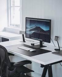 The key in setting up a minimalist workplace is to free your desk from all the clutters. Minimalist Modern Desk Setup Horitahomes Com