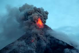 A massive volcano erupted in the philippines on tuesday, sending fire and ash into the sky. Couple S Stunning Wedding Pics As Mayon Volcano Erupts In The Background