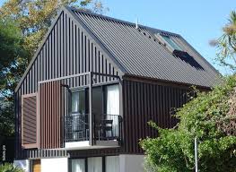 Toiture En Bac Acier Sur Une Maison Individuelle Avec Une Fenetre De Toit Toit Bac Acier Panneau Sandwich Toiture Toiture