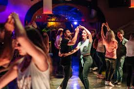 In this tutorial, master the basic salsa dance moves for couples. Bachata The Dance That S Booming In Berlin Urban Sports Club Blog