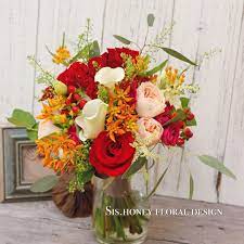 紅橙色系鮮花球近年紅色系既花球都會混入其他顏色 令整個花球唔會太紅噹噹 橙同香檳就係當中最襯既顏色之一 加點白色 同綠葉襯托更有歐式花球感覺呢 查詢及訂購可whatsapp 63399726 鮮花球