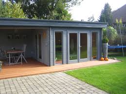 Das Moderne Flachdach Gartenhaus Mit Bodentiefen Fenstern Bietet Nicht Nur Auf Der Terrasse Ein Lausch Flachdach Gartenhaus Anbau Gartenhaus Gartenhaus Modern