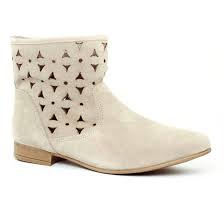 La bottine est un intermédiaire indispensable entre la botte et la chaussure basse, ici dans des grandes marques telles. Soldes Bottes D Ete En Stock