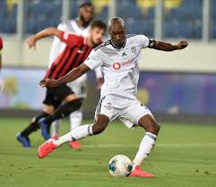 Atiba hutchinson, 33 lig maçı (6 gol, 2 asist), 3 dbu pokalen kupası, 12 avrupa kupası (2 gol, 2 asist) olmak üzere 47 maçta forma giymiş, 8 gol, 4 asist ile takımına katkı yapmıştır. Cigerlerine Meydan Okuyan Adam Atiba Hutchinson Kronos News Bagimsiz Haber Sitesi