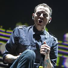 By arrangement with warner music group film & tv licensing Chester Bennington Sein Sohn Singt Seine Alten Songs Stern De