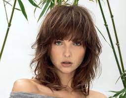 Tagli capelli medi scalati inverno 2020. Tagli Capelli Medi 7 Nuovi Tagli Scalati E Pari Per L Estate Donne Sul Web