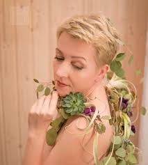 Ten sam rodzaj dekoracji, dwie różne kobiety, każda piękna, każda  prezentuje się inaczej 😁 💙 chcesz sprawdzić jak cudownie jest poczuć się  tak kobieco? 💙 Chcesz wiedzieć jak wykonać taki dekor ?