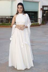 When four childhood friends meet after a decade, as one of them is about to get hitched, they bring with. Kareena Sonam Kapoor Insult Swara Bhaskar For Wearing Short Dress At Veere Di Wedding Dokterandalan