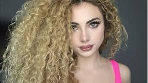 A rajongók szerint az énekesnő kirobbanó formában van, és örültek, hogy ezt a színpadon is megmutatta: Igy Nez Ki Opitz Barbi Egyenes Hajjal Brutalis Atvaltozas Blikk