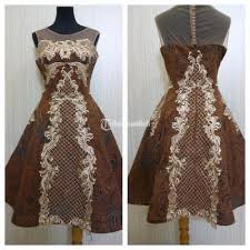 Dress batik menjadi salah satu jenis baju batik yang paling sering dikenakan saat acara pesta, karena memang dari segi tampilannya sendiri terlihat anggun dan elegan. Dress Batik Pesta Jarik Dagel Bagus Di Solo Tribunjualbeli Com
