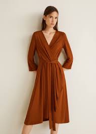 It was not until tuesday that i learned wrap dresses have a little hole in them, under the right arm, and the hole is fundamental in being able to put on the wrap dress. Vestido Cruzado Laco Mulher Mango Portugal Floral Dress Casual Womens Dresses Wrap Dress Short