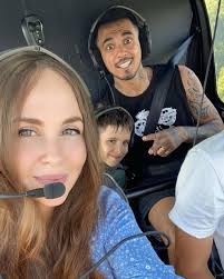 Я хочу видеть, как ваши танцующие тела испепеляют танцпол под ногами.  Чувствовать, что вы готовы зажигать этой весной, также как я и вся наша  банда в этом видео. Давайте сделаем это! Смотри