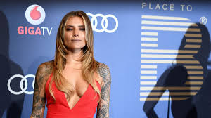 Als tochter von vater andré vetters und mutter simone thomalla erlangte sie im jahr 2021 als schauspielerin berühmtheit zum beispiel für der letzte bulle, die dreisten drei and alarm für cobra 11. Sophia Thomalla Tattoo Schock Damit Hat Niemand Gerechnet News De