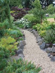 Mache dir also im vorfeld gedanken darüber, welche art von gartenwegen du anlegen möchtest, wie diese deinen garten gliedern sollen und zu welchen pflanzen diese passen müssen. Gartenweg Anlegen 109 Gestaltungsideen Mit Spannungsvollen Effekten