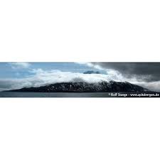 Jan mayen är en 337 km² stor arktisk ö som tillhör norge.den är belägen 540 km nordöst om island, på gränsen mellan norska havet och grönlandshavet.ön består till viss del av en glaciär.på ön ligger världens nordligaste aktiva vulkan, beerenberg, som med sina 2277 meter över havet också är ett av norges högsta berg.jan mayens fiskezon är på 293 049 km², och 1980. Jan Mayen Natur Und Geschichte Des Aussenpostens Im Nordatlantik Bucher Spitzbergen