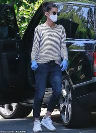 The film stars mccarthy, kristen bell, ella anderson, tyler labine, kathy bates, annie mumolo, timothy simons, and peter dinklage. Sandra Bullock Schneidet Einen Adretten Casual Look Als Sie Halt An Einem Freund S Haus In La Wahrend Der Quarantane Aktuelle Boulevard Nachrichten Und Fotogalerien Zu Stars Sternchen
