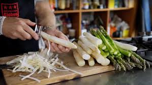 How To Voici Quelques Conseils Globus Pour Cuire Et Cuisiner Au Mieux Des Asperges Blanches Et Vertes In 2020