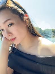 Hey, I’m busy. Let me call you back. 🥂🍾🥐✨