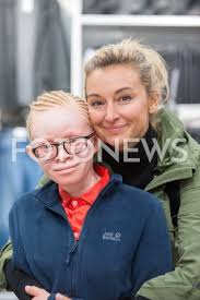 Jedną z nich jest kabula, która pochodzi z tanzanii i cierpi na albinizm. Martyna Wojciechowska Z Adoptowana Corka Kabula Nkalango Na Zakupach W Warszawie Agencja Fotograficzna Fotonews