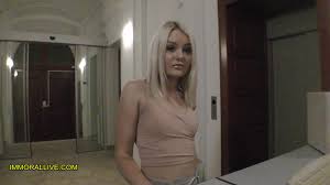 柔らかい10代のブロンドは、THICKのコック兼をキャスティングで2回作ります–Real PornオーディションのBTS!