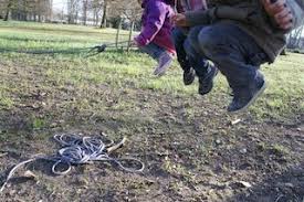 Seil Schwingen Spielten Die Kinder Auch Schon Vor 100 Jahren Und Hatten Viel Freude Dabei Fo Schnitzeljagd Kindergeburtstag Schnitzeljagd Schnitzeljagd Kinder