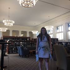 Harvard üniversitesi kütüphanesi 90'ı aşkın birimden oluşan bir kütüphane sistemidir. Reading Room Harvard Law School Library Aggasiz Harvard University De Universite Kutuphanesi