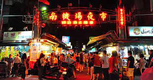 台灣的夜市是台灣飲食的薈萃地 也是觀光客必不可少要去的地方之一 相比知名度較高的士林夜市 饒河夜市還有寧夏夜市等 在地網友還爆推台北萬華區的 南機場夜市 這裡在日治時期是練兵場 機場 現在作為夜 landmarks times square travel