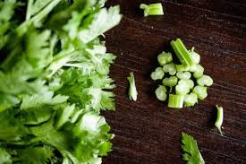 Dentro de las verduras, el apio es una de las opciones con menos calorías debido a que posee un reducido aporte de además, por sus minerales y su contenido acuoso el apio es un ingrediente que favorece la hidratación corporal y tiene efectos diuréticos, pudiendo contribuir a. Apio Los Sorprendentes Beneficios Para La Salud Que Tienes Que Conocer