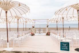 Ideal para bodas al aire libre (piensa jardines, playa, parques) durante el día y con un amplio rango de creatividad. Boda En La Playa Como Organizar Tu Dia Frente Al Mar