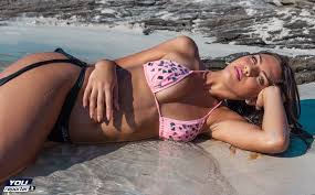The one formed by eros ramazzotti, 57 years old, with the student and model marta delogu, 22.it's a pity that the new couple does not exist.yes, the two are on vacation together in greece, moreover in the company of gabrio tullio and raffaela maria, the children that eros had. Marta Delogu Incanta La Sardegna Con I Bikini Di Eles Italia Youreporter